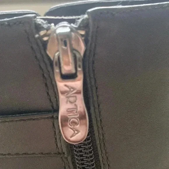 Artica Leather AnkleBoots black size 8 small heel. - Picture 11 of 14